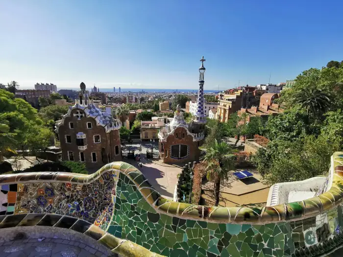 El banco de mosaico del Park Güell con Barcelona al fondo