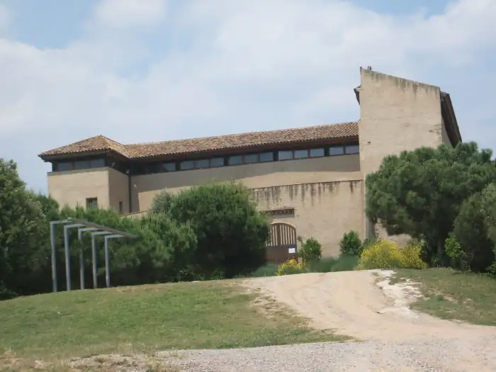 El castell de Rubí sobre la ladera